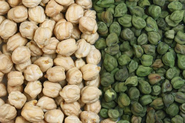 Chickpea (Cicer arietinum), white and green seeds