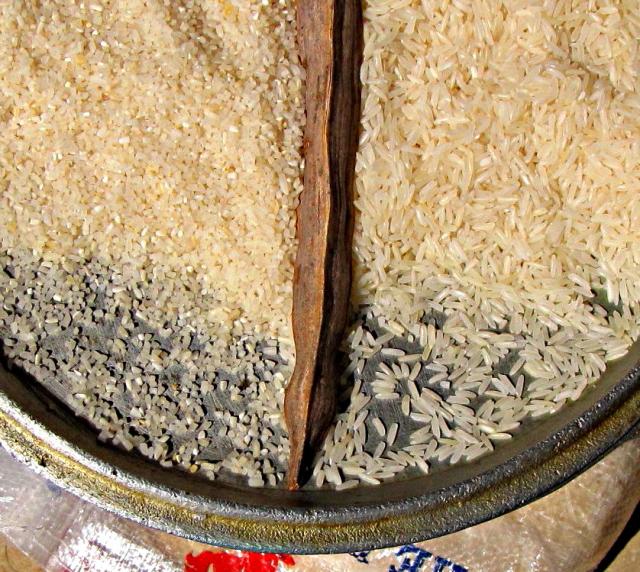 Long rice grain (on the right) and broken rice (on the left) | Feedipedia